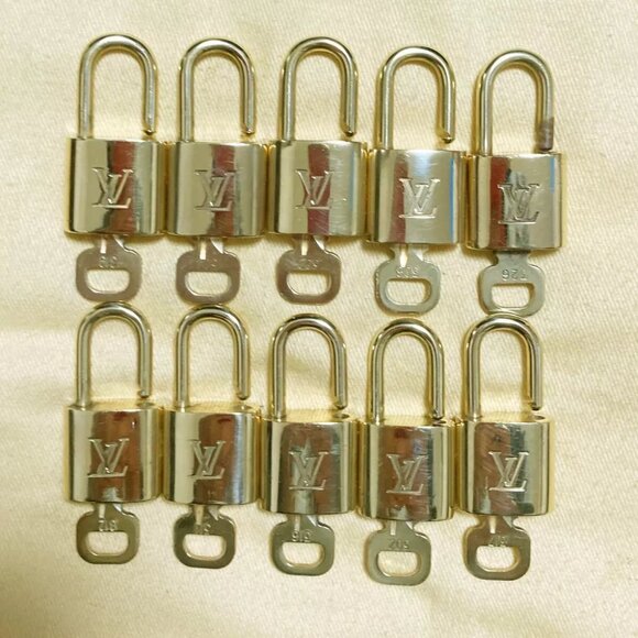 authenticity guaranteed LOUIS VUITTON LV 10 SET PADLOCK KEY CHARM - Picture 1 of 4
